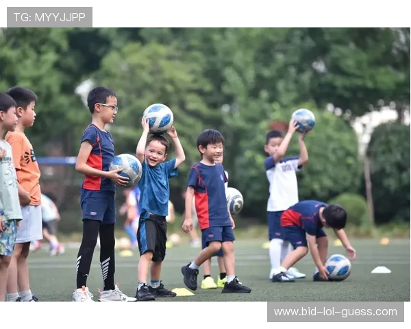 《绿茵场上的旋律与梦想 足球之星献给未来的歌声》