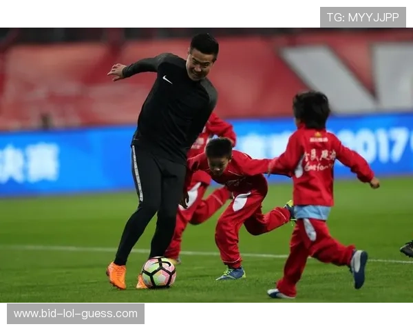 足球场上球星与小孩的温馨互动：孩子们的梦想与偶像的力量