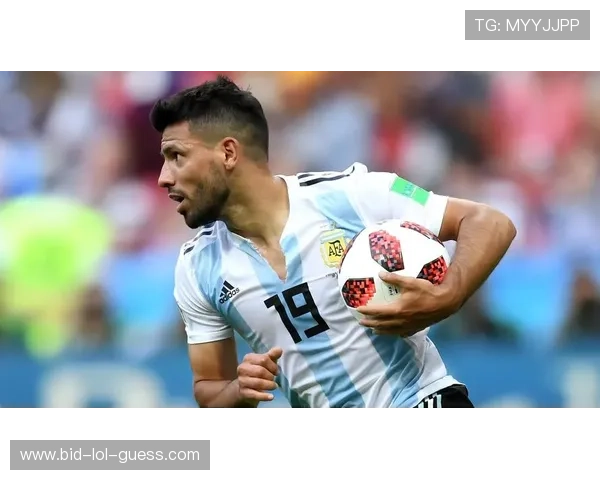 足球巨星驰骋绿茵场精彩瞬间 捕捉每一个震撼时刻的精彩瞬间